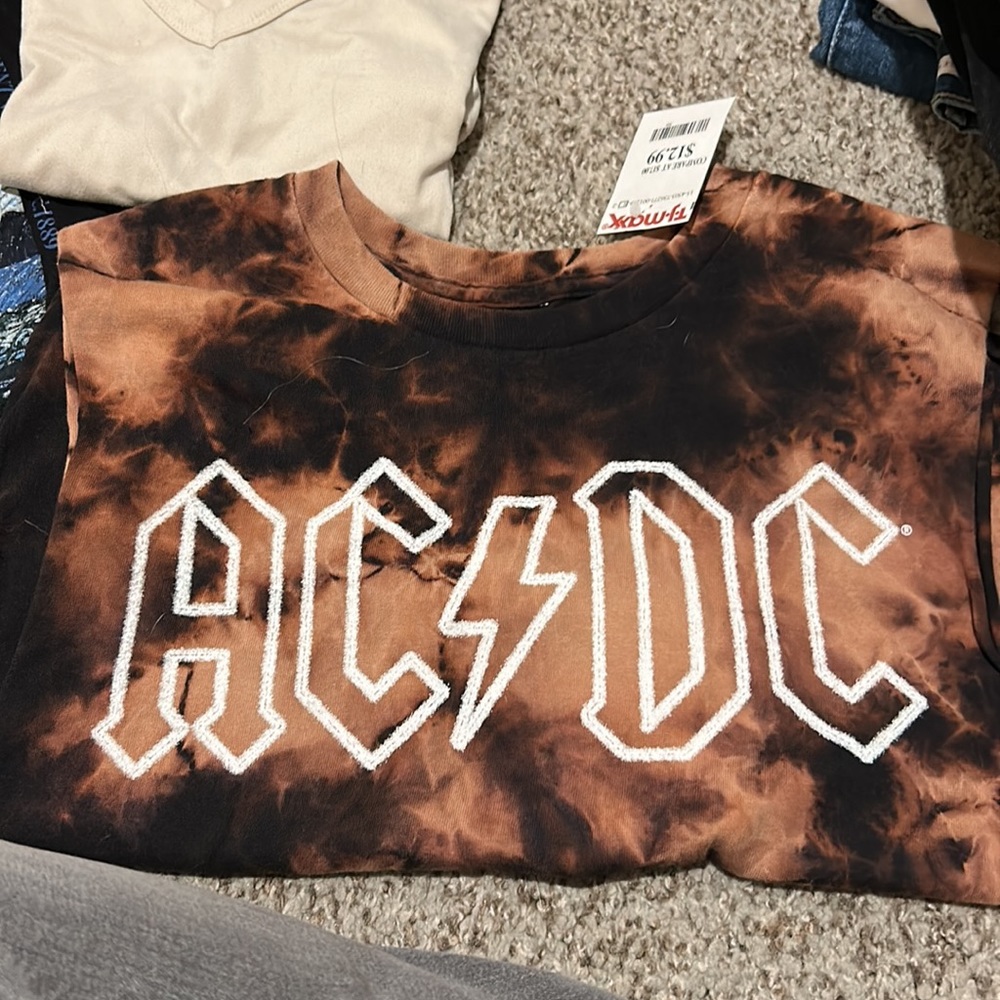 6 cute t-shirts. 3 are soft cropped shirts, and 3 are graphic tees. - Picture 2 of 4